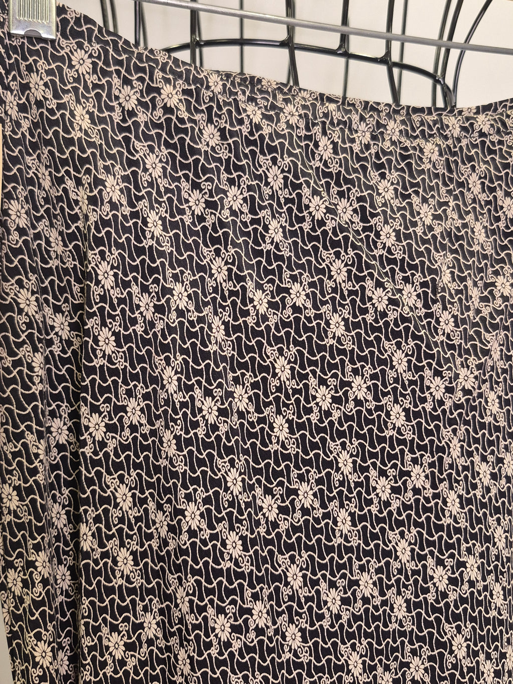 Max Studio 1990s Black Maxi Skirt | White Floral Print | Size 8