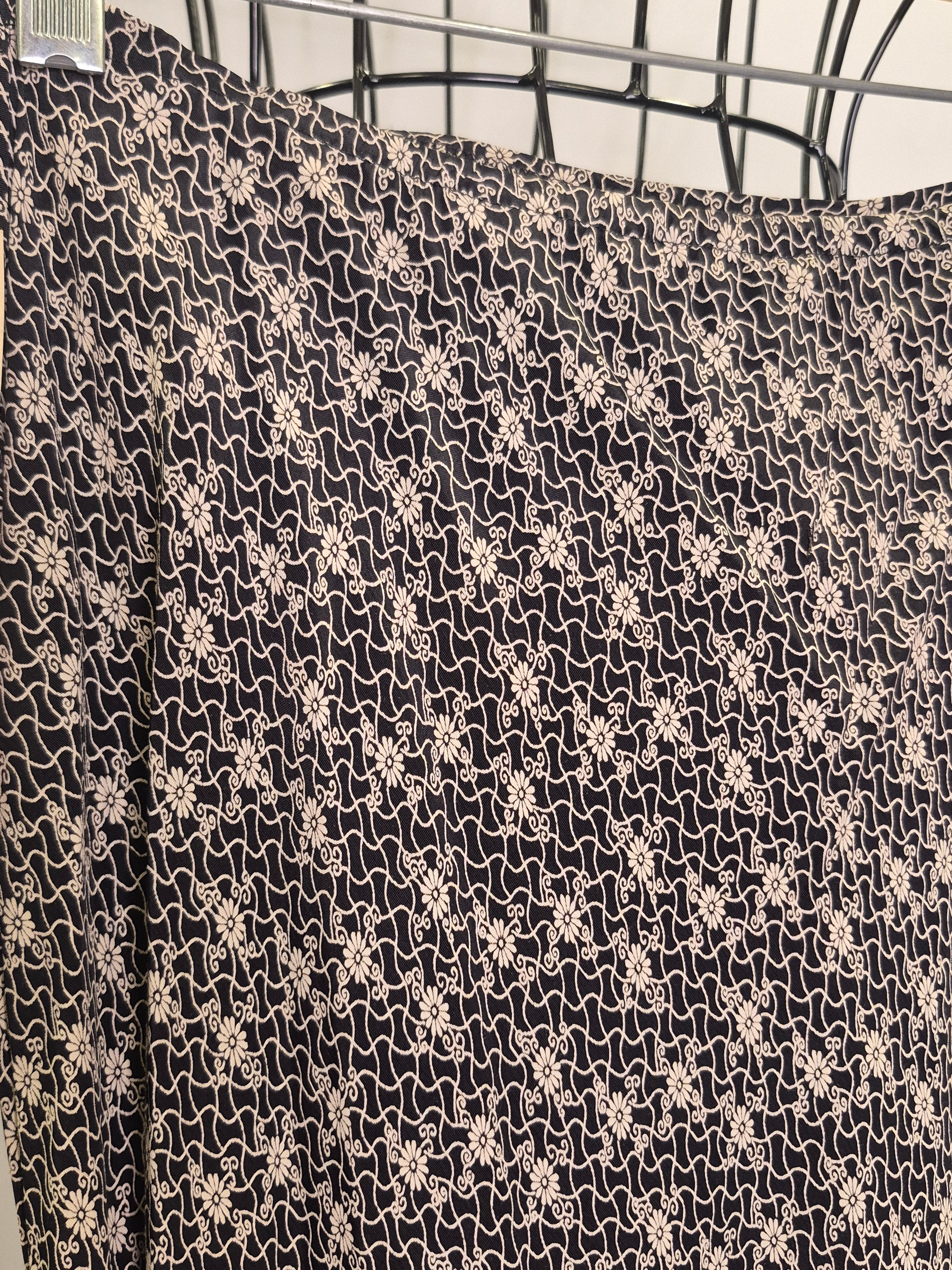 Max Studio 1990s Black Maxi Skirt | White Floral Print | Size 8