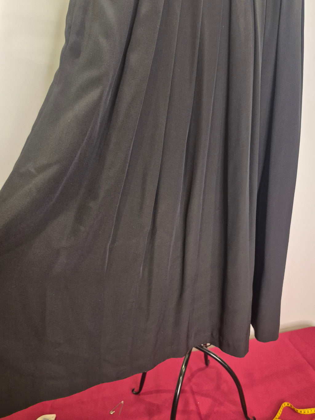 Jaeger 100% silk Pleated Skirt 1990s 28in waist Size 6