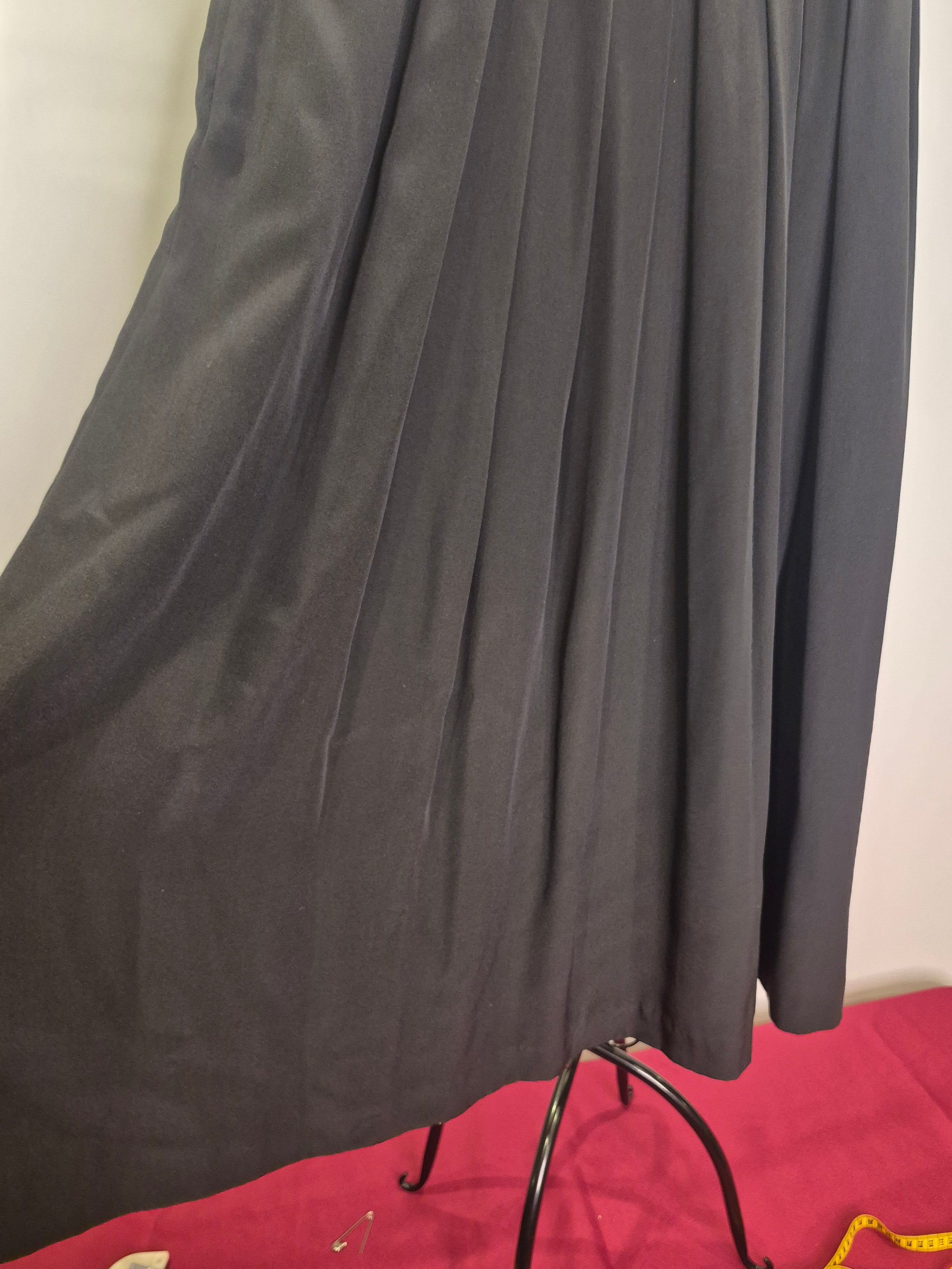 Jaeger 100% silk Pleated Skirt 1990s 28in waist Size 6
