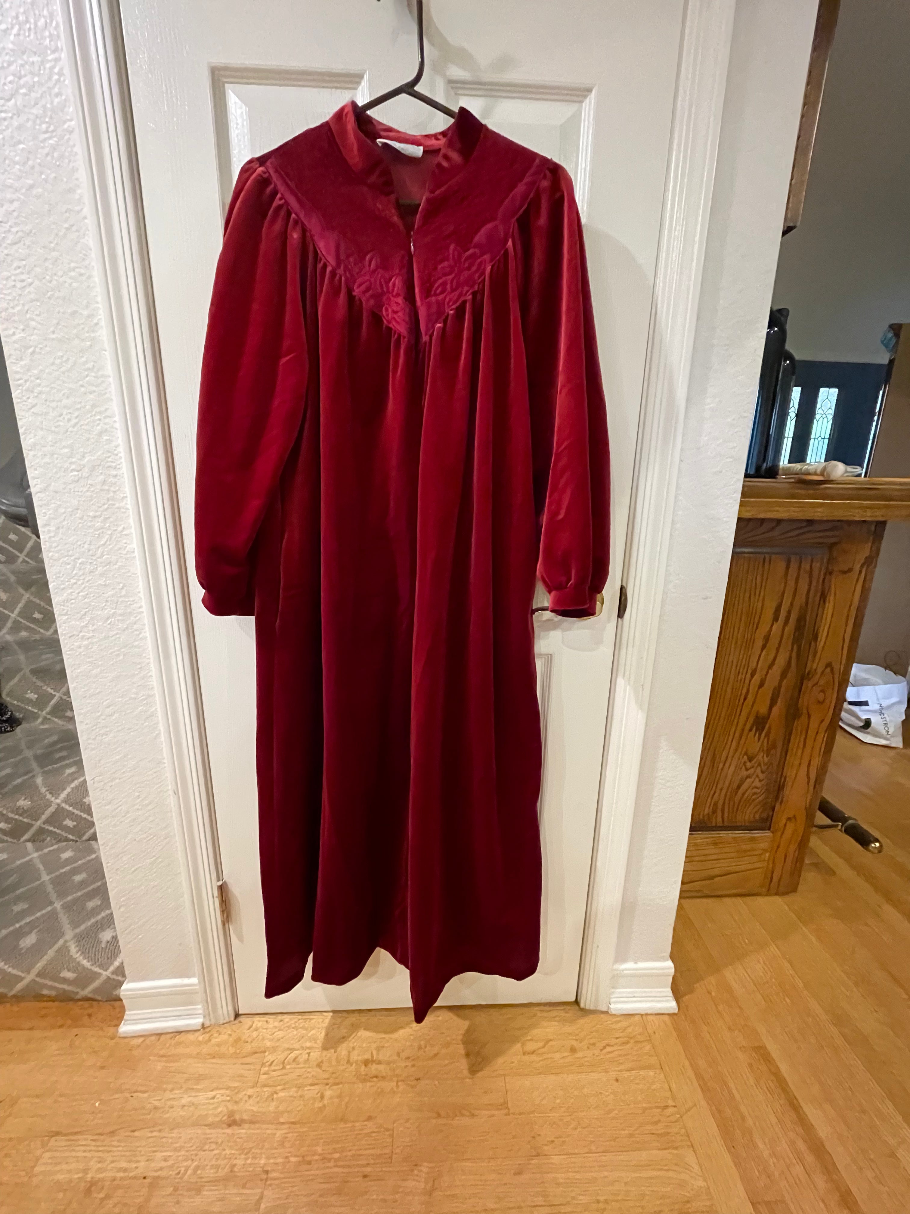 Vintage 1970s Ms. Elaine Polyester Sleep Robe - Red with Floral Collar