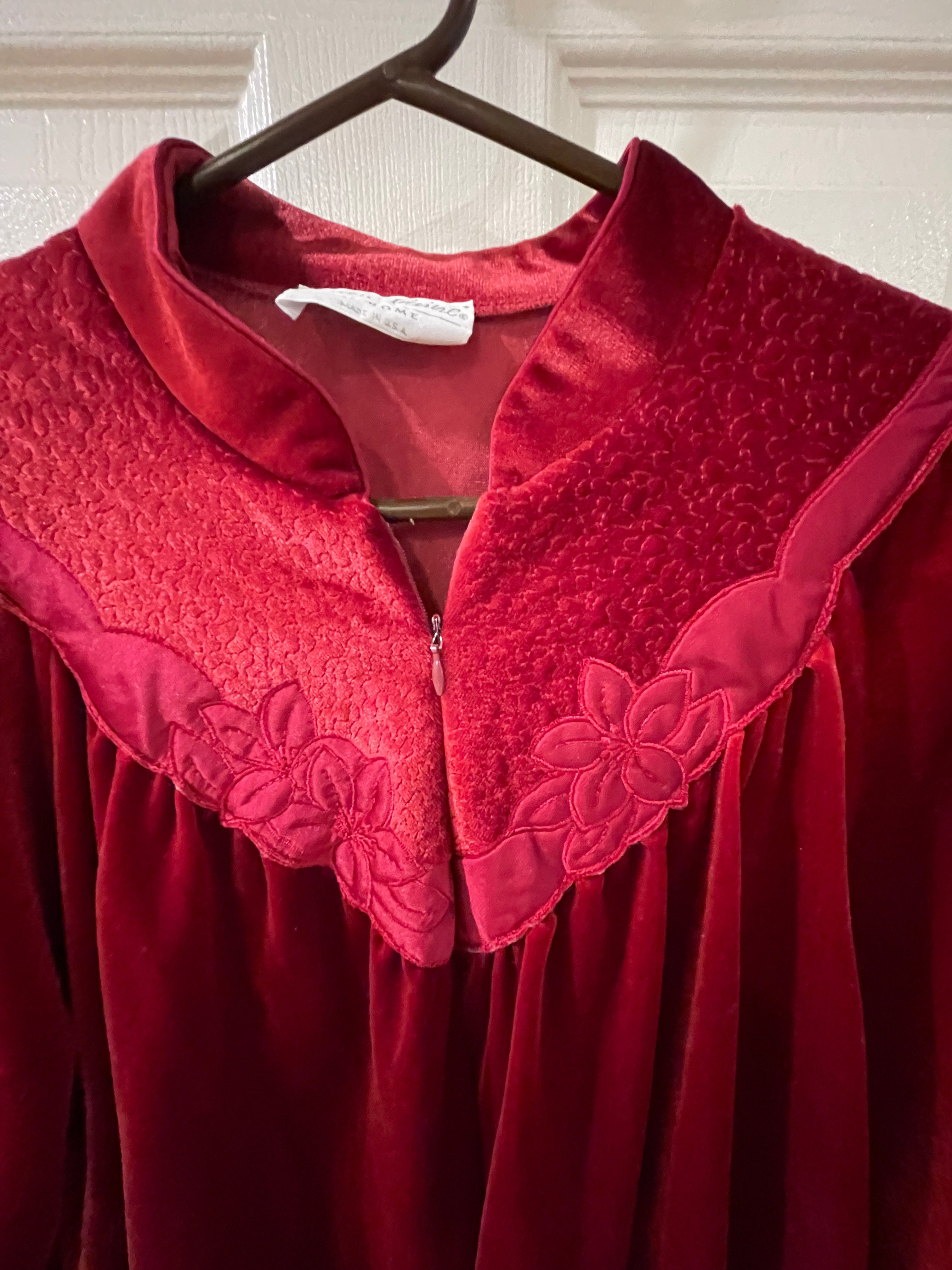 Vintage 1970s Ms. Elaine Polyester Sleep Robe - Red with Floral Collar
