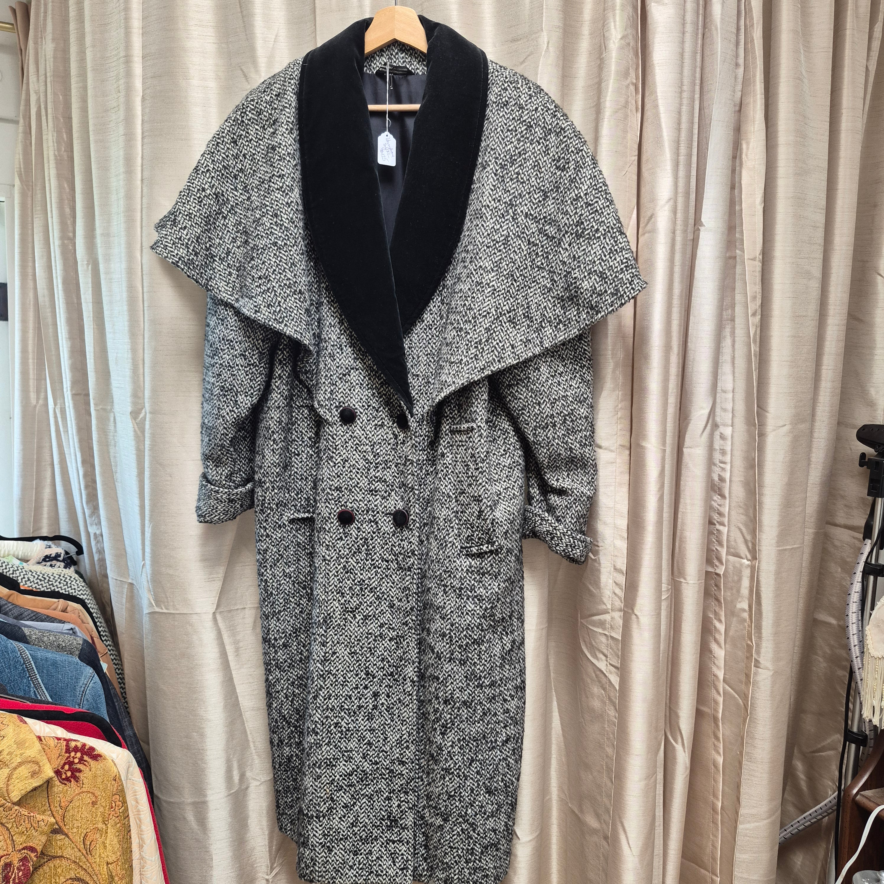 Vintage Cape Herringbone Coat with velvet Collar CANada
